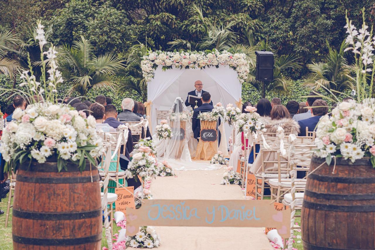 decoración de matrimonio con barriles de madera y arreglos florales
