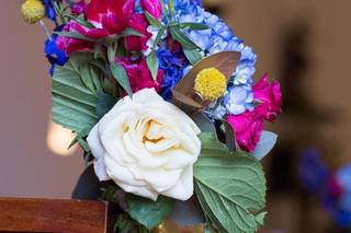 composición de flores para sillas de iglesia para matrimonio