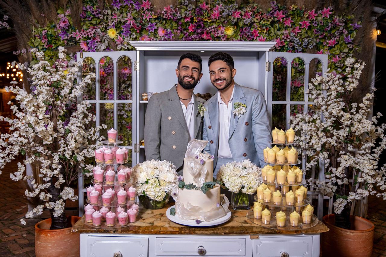 novios delante del pastel de boda