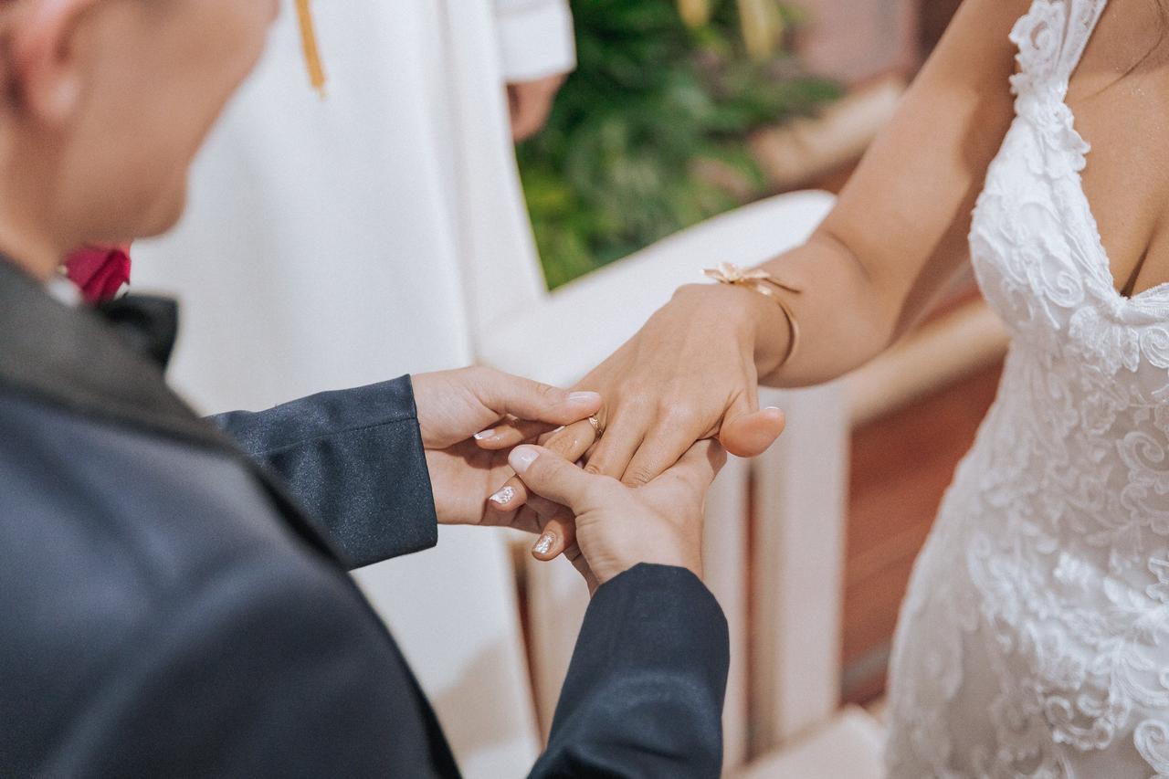 Intercambio de argollas de matrimonio en misa iglesia católica