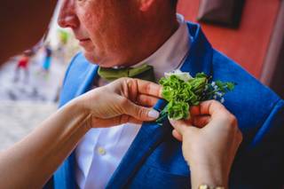 boutonniere de novio con plantas