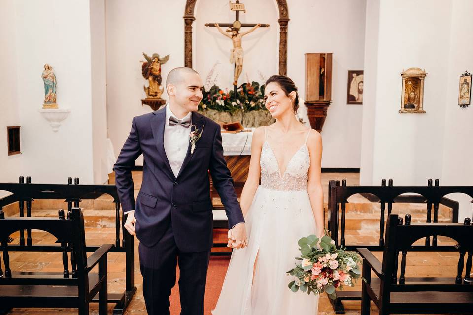 Pareja en iglesia católica saliendo del matrimonio