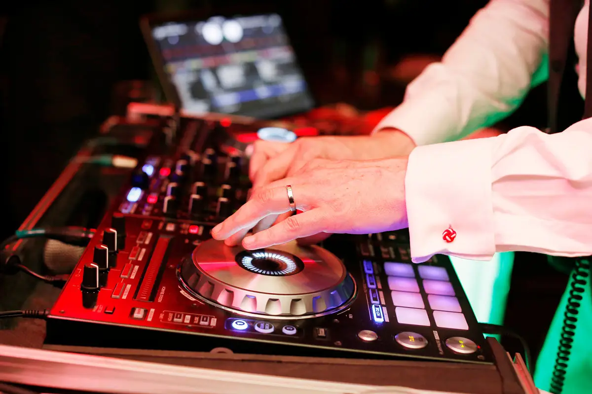 30 preguntas que deben hacer a un DJ de boda antes de contratar su servicio