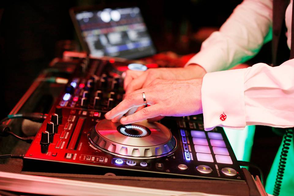 DJ en consola tocando para fiesta de matrimonio