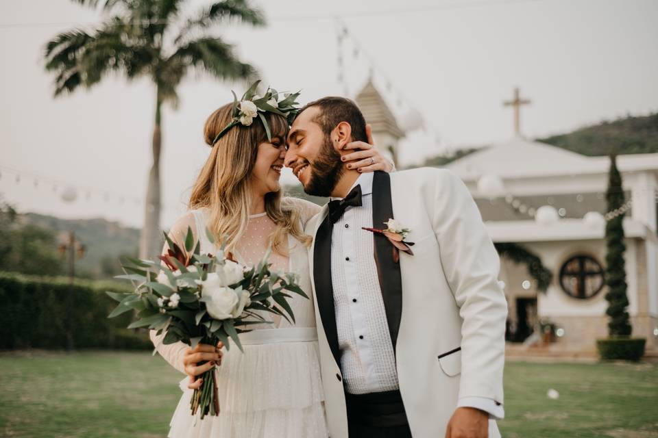 Pareja feliz en matrimonio al aire libre