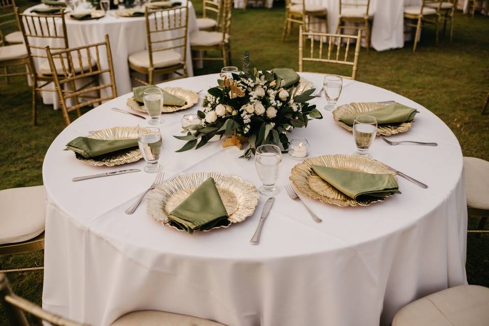 mesa redonda para boda con mantel blanco