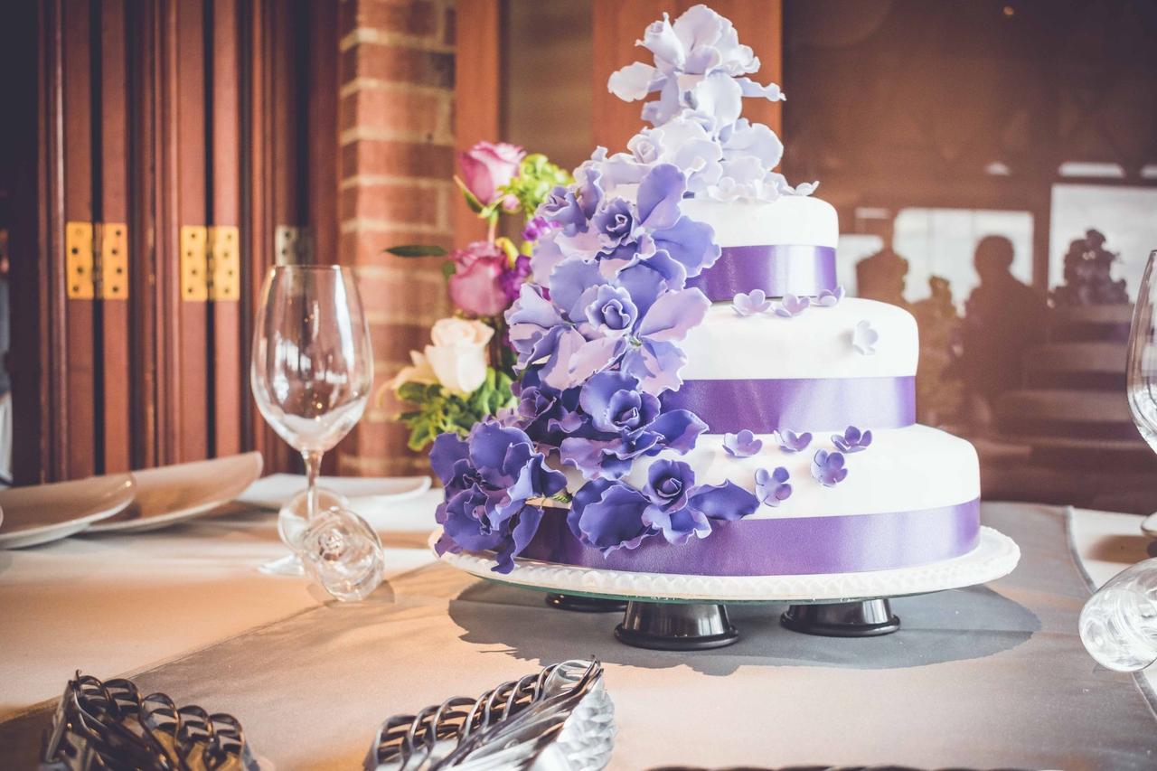 torta de matrimonio con flores de azúcar con el color de 2022