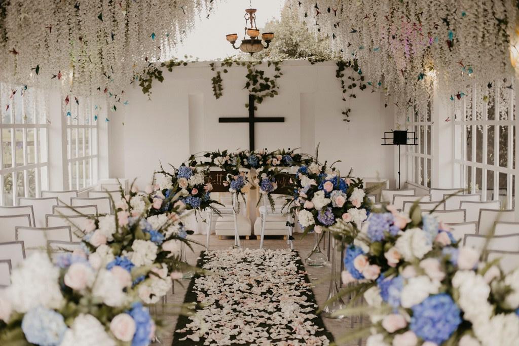 decoración con flores para la iglesia