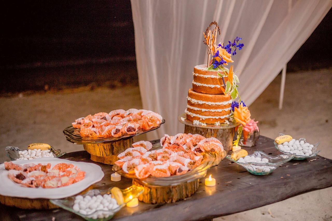 mesa de boda con dulces típicos colombianos y torta nake cake
