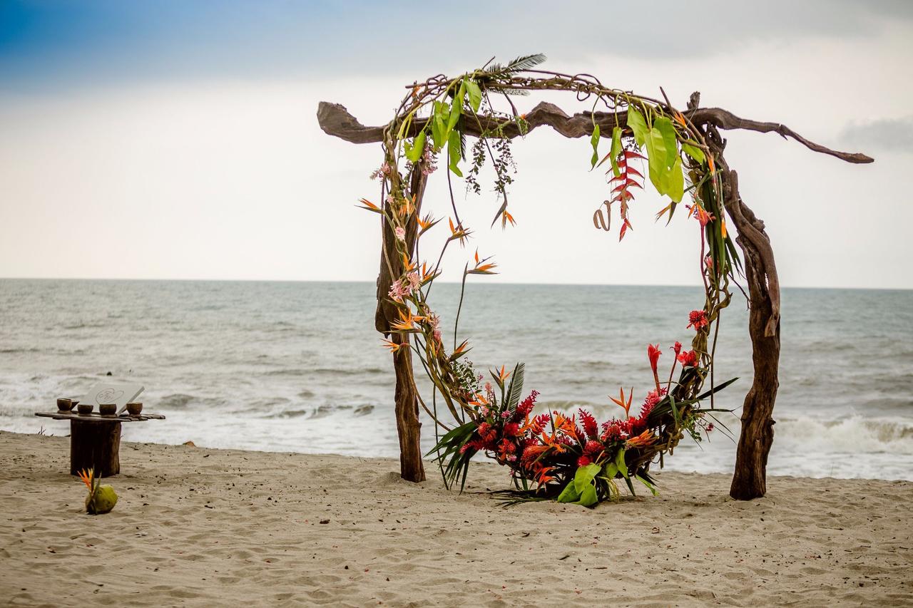 Arco de boda tropical en la playa