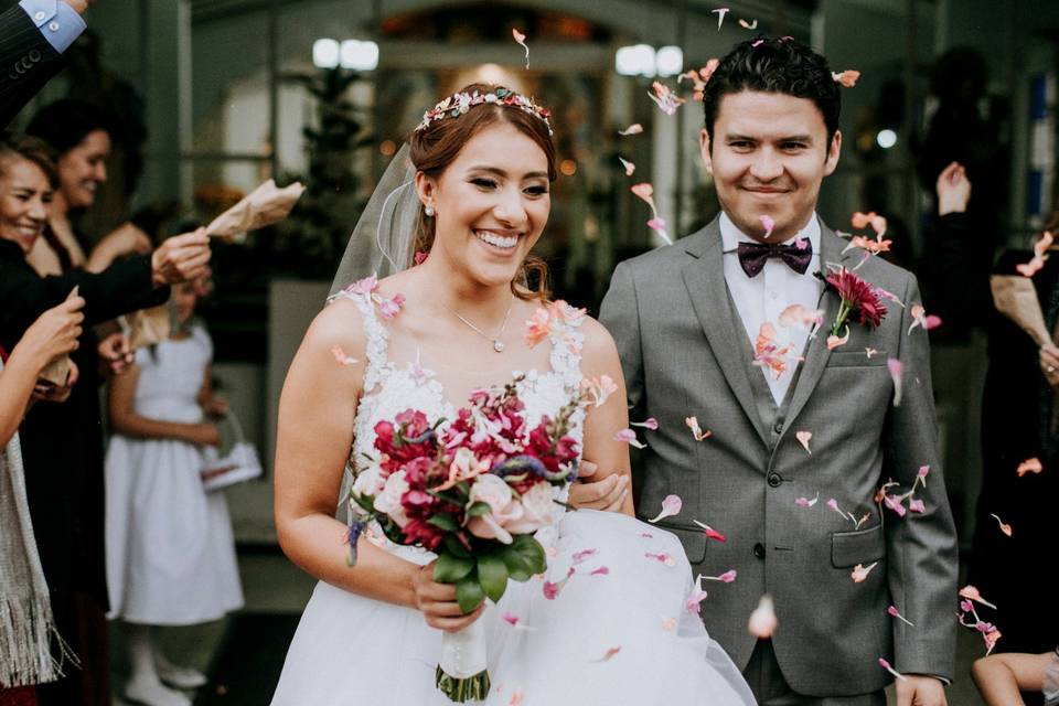 entrada y salida de la iglesia de boda