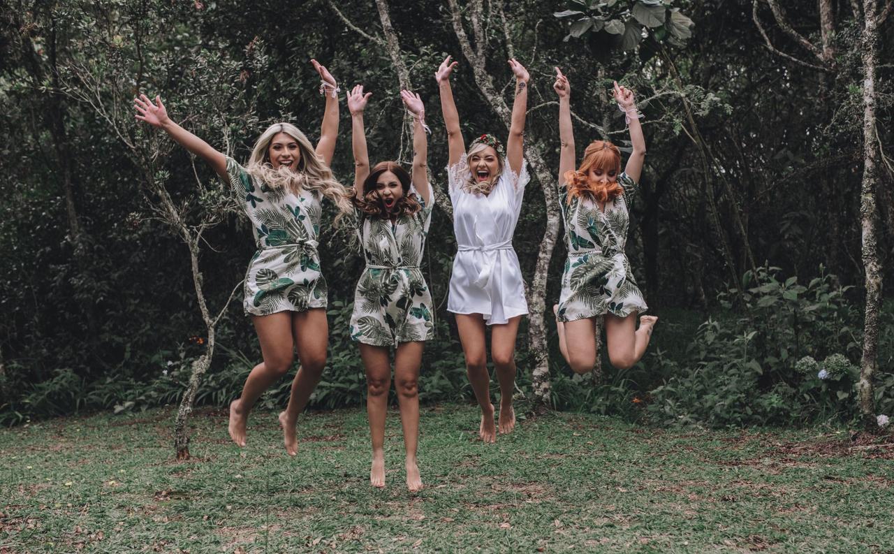 amigas y novia durante una bridal shower en un jardín