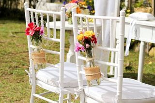 decoración de sillas para novios en la iglesia