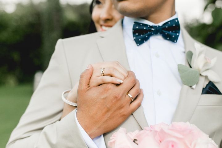 Eligiendo las argollas de matrimonio: ¿iguales o diferentes?