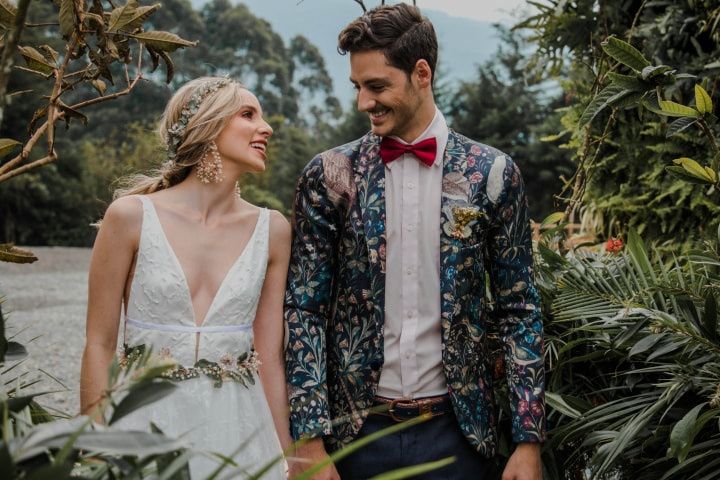 Pareja de recién casados con vestido de novia  y traje de novio modernos