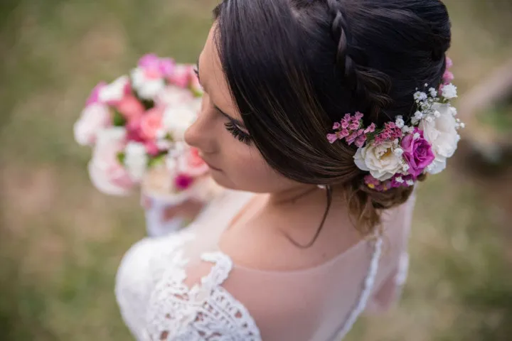Peinados de novia con flores naturales artificiales todos enamoran