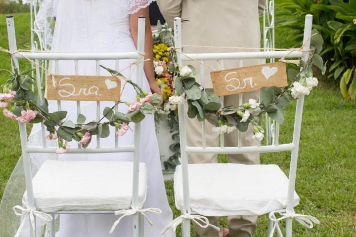 decoración de sillas para boda con plantas y flores