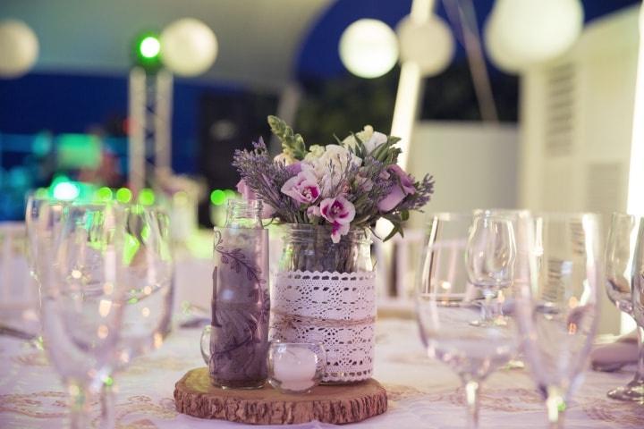 centro de mesa para boda en recipiente rústico y con flores
