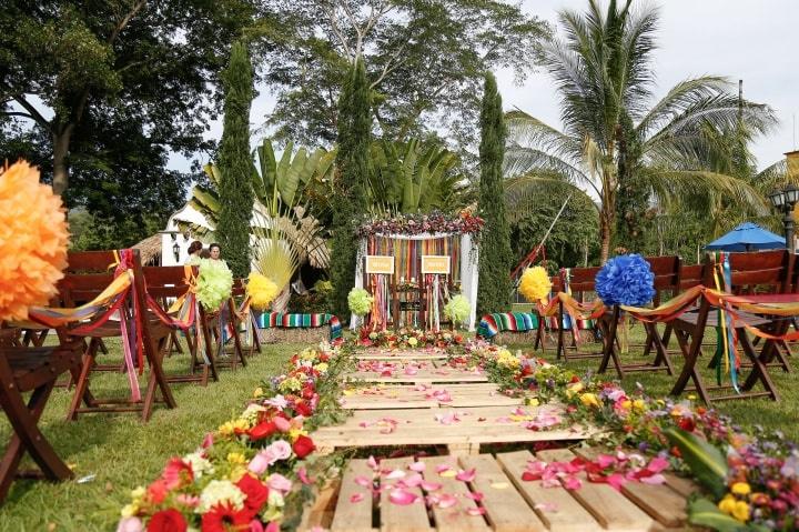 decoración camino al altar para boda