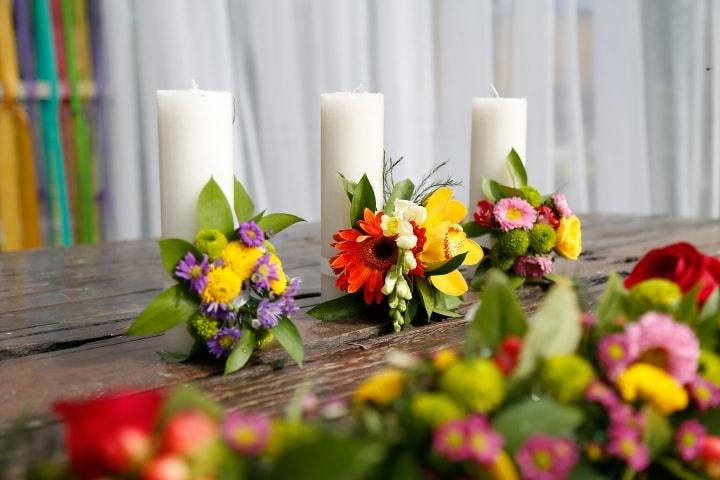 velas con arreglos florales en amarillo