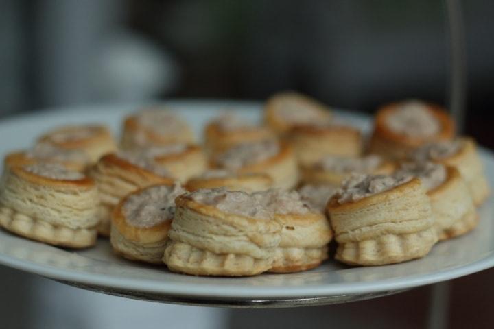 preparación de pasabocas por catering para matrimonio