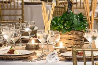 esfera de flores blancas para mesas de boda