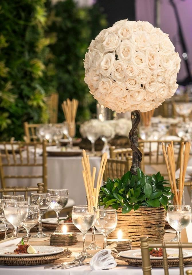 esfera de flores blancas para mesas de boda