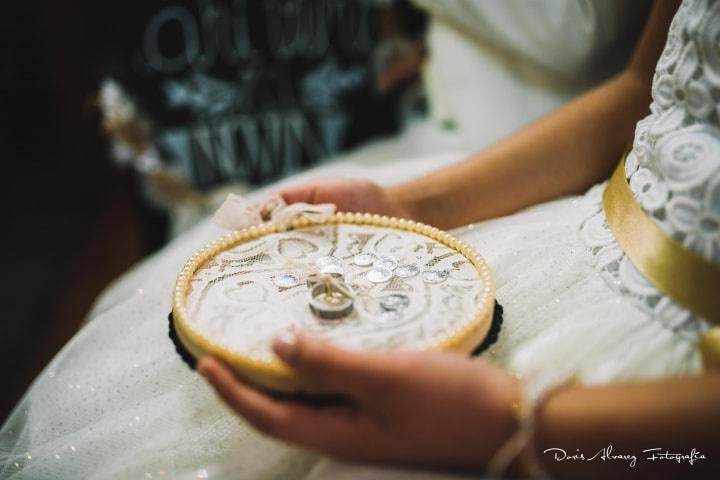 pajecita sostiene tambor tejido con argollas de matrimonio