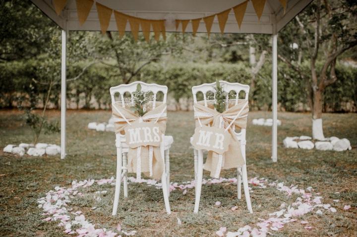 decorar sillas de novio para matrimonio