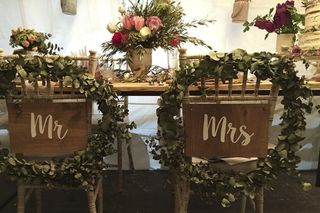 decoracion para sillas de novios sencillas