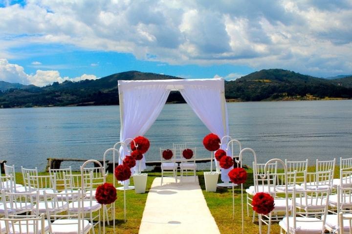 decoración al aire libre con topiarios rojos