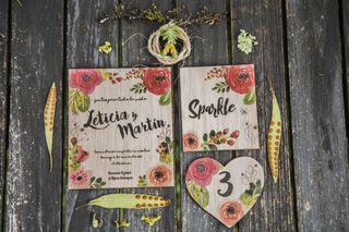 Tarjetas de matrimonio en madera con flores