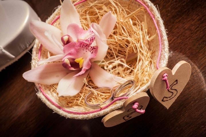 porta anillos de boda en forma de nido con flor