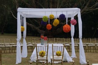 decoración de estilo rústico con topiarios de flores