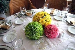 topiarios de colores para decorar las mesas de boda