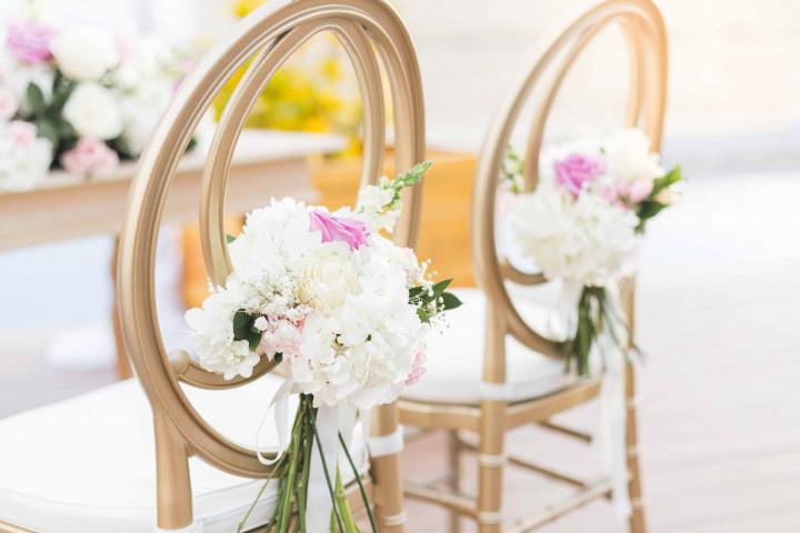 decoracion de sillas para novio con flores