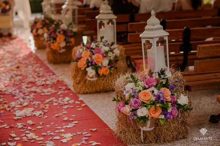 camino de flores en la iglesia con lamapras