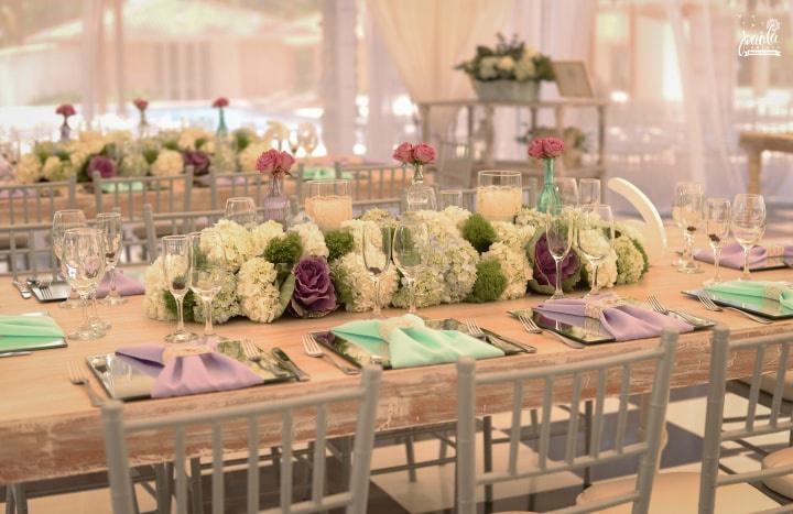 60 centros de mesa para 15 años modernos, sencillos y originales  Mesa  rústica de boda, Decoracion mesas boda, Centro de mesa casamiento