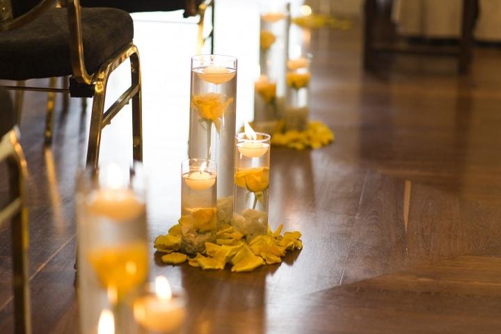 arreglos con flores y velas para matrimonio civil