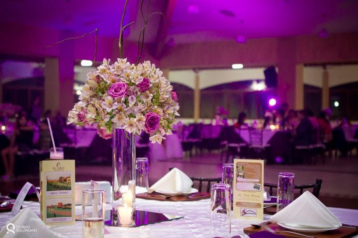 60 centros de mesa para 15 años modernos, sencillos y originales  Mesa  rústica de boda, Decoracion mesas boda, Centro de mesa casamiento