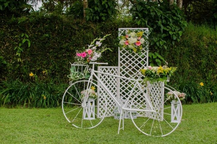 Bicicleta para decoración vintage de matrimonio con flores