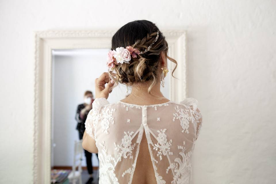 Conoce los magníficos tocados que pueden adornar tu pelo en tu boda.