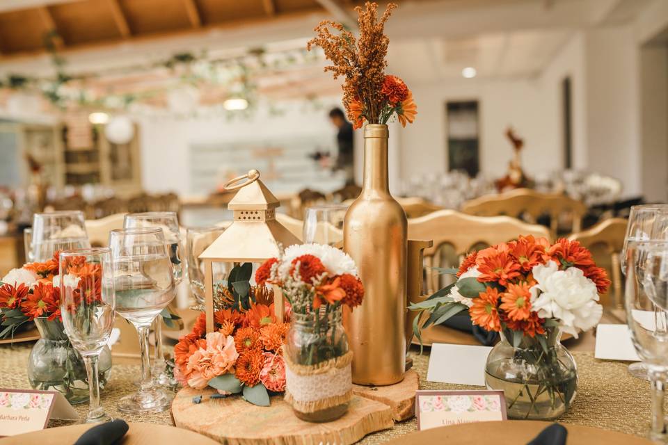 Centro de mesa boda rústica  Centros de mesa para boda, Boda con velas,  Centros de mesa con troncos