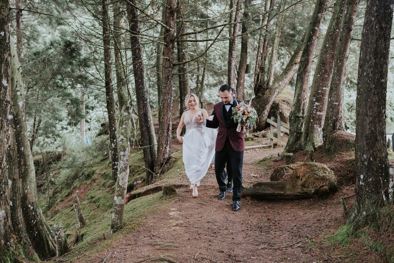 pareja caminando en el bosque en sesion de fotos de postboda