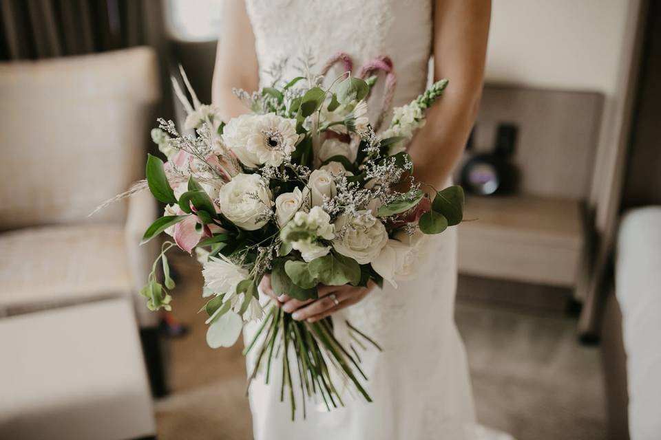 Ramo de novia con flores variadas para la boda
