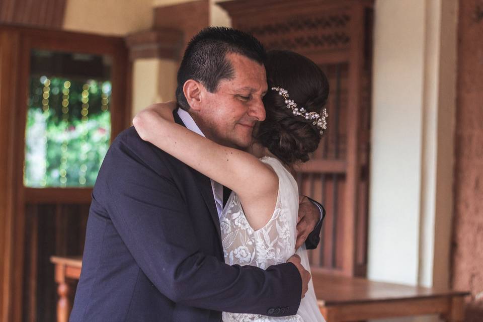 Emotivo abrazo padre e hija el día de la boda