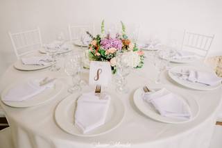 mesa de matrimonio con servilletas blancas