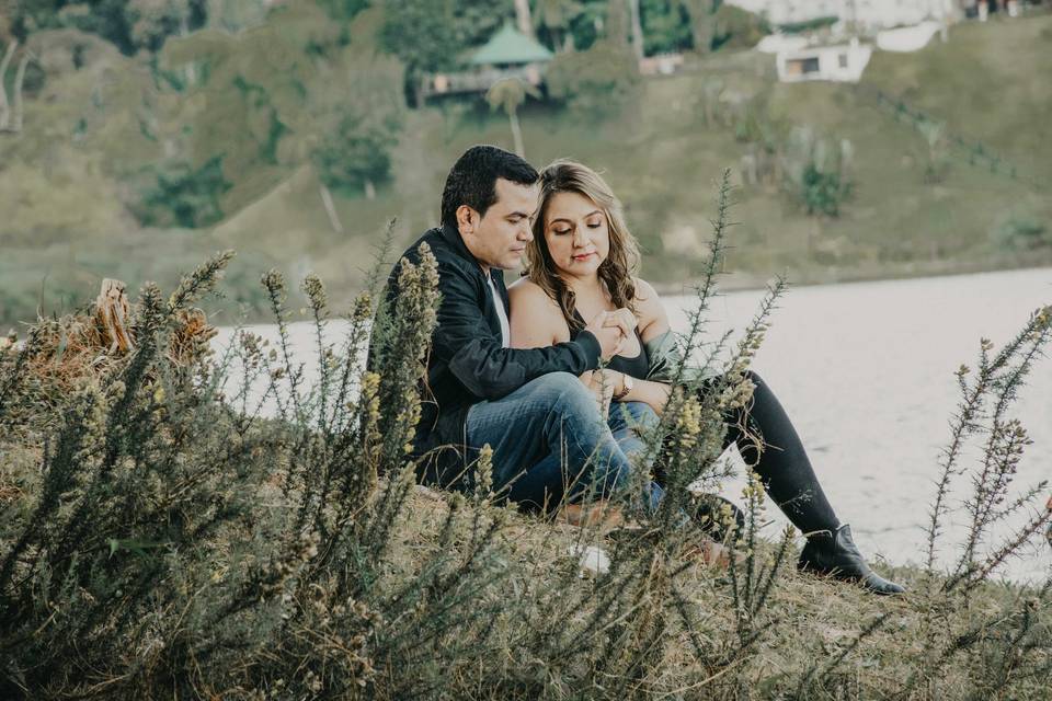 pareja al aire libre en sesión de fotos de preboda junto al lago