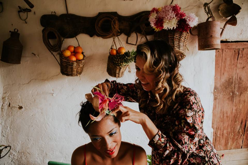 peluquera que peina una invitada