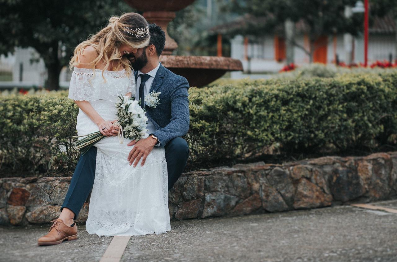 Pareja de Boda Mujer en Brazos - 20 cm